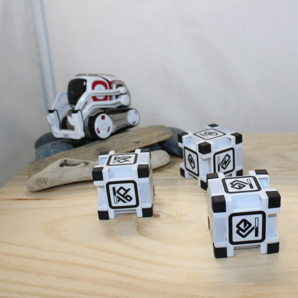 Anki Cozmo Real Life Robot Toy Comes With 3 Cubes, Charger And Box